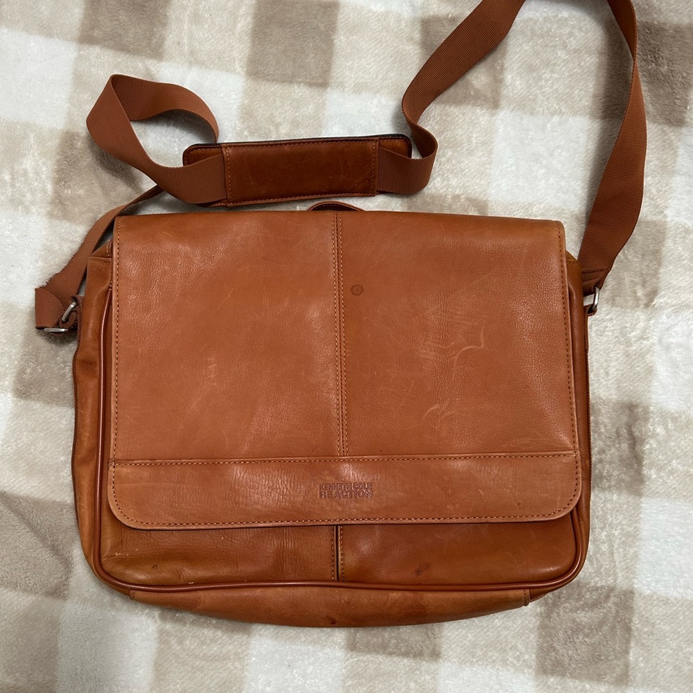 Classic Brown Leather Messenger Bag with Adjustable Strap